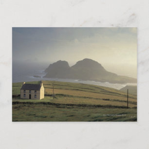 Postal vista aérea de una cabaña sobre una colina a orill