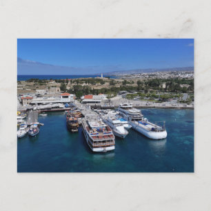 Postal vista con drone del puerto de Pafos con faro