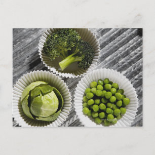 Postal Vista de alto ángulo de las verduras en tazas de p