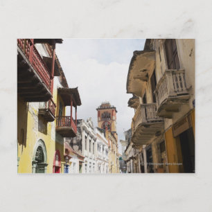 Postal Vista de ángulo bajo de apartamentos a lo largo de