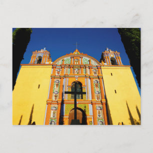 Postal Vista De Bajo Ángulo De La Iglesia Ornata Amarilla