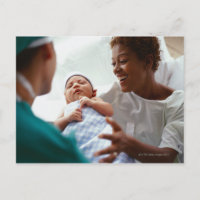 vista de inicio elevada de un médica que entrega u