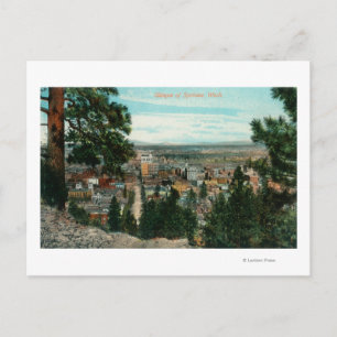 Postal Vista de la ciudad a través de los árboles