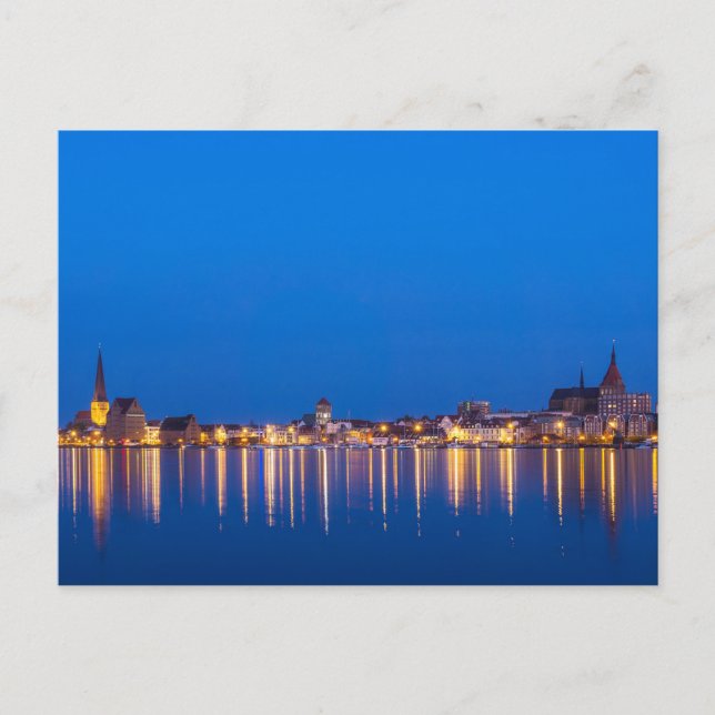 Postal Vista de la ciudad de Rostock en Alemania de noche (Anverso)