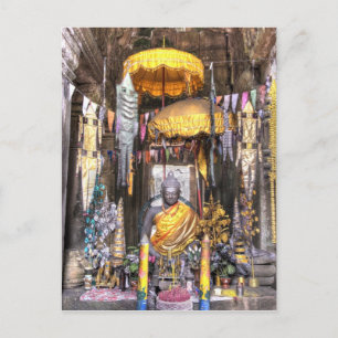 Postal Vista de la zona del altar dentro del templo budis