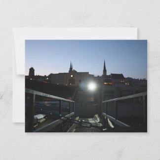 Postal Vista de Wasserburg Altstadt con barco en Dusk