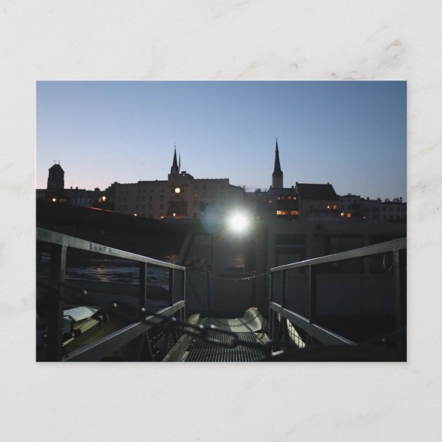 Postal Vista de Wasserburg Altstadt con barco en Dusk (Anverso)