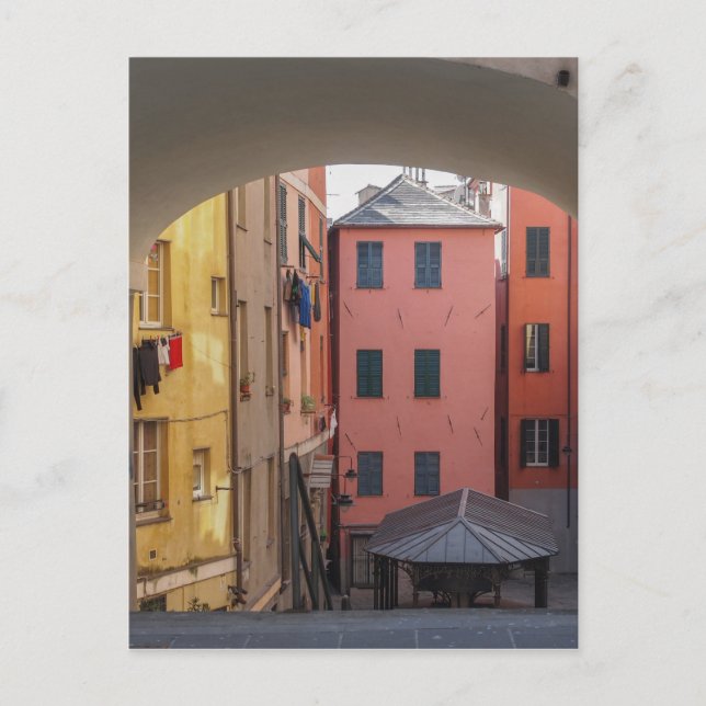 Postal Vista del casco antiguo de Génova en Italia (Anverso)