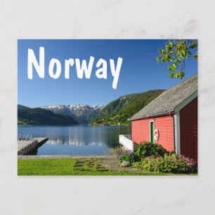 Postal Vista del fiordo noruego con barco rojo