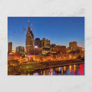 Postal Vista del horizonte de la ciudad al atardecer