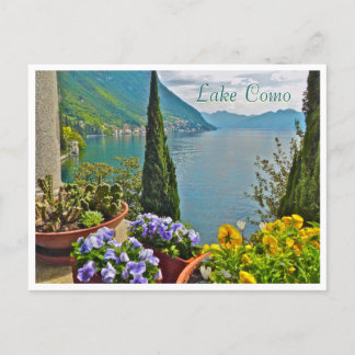 Postal Vista del lago de Como a través de flores en macet