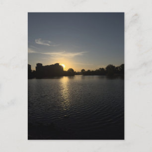 Postal Vista del paisaje urbano al atardecer en horas dor