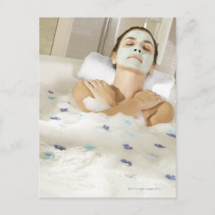 Postal Vista en ángulo alto de una joven que usa un