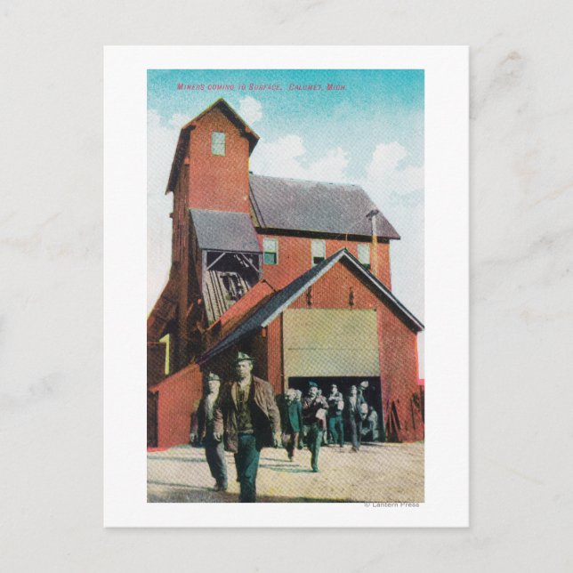 Postal Vista exterior de una mina, trabajadores que salen (Anverso)