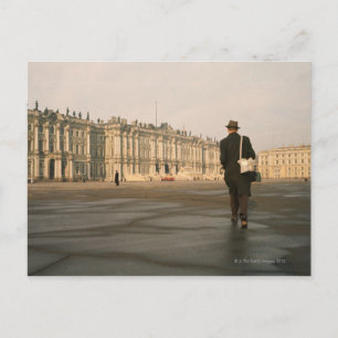 Postal Vista trasera de un hombre caminando frente a un p