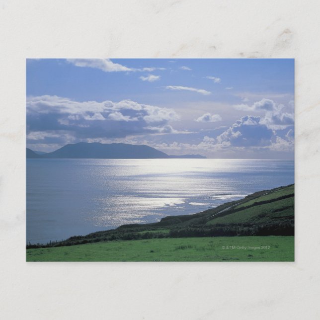 Postal vistas a una pista de césped junto al mar (Anverso)