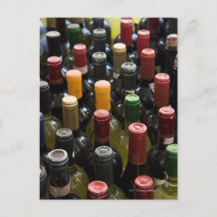 Postal visualización de botellas de vino en el mercado, C