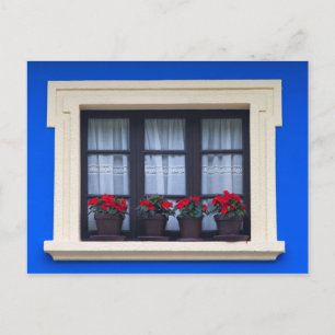Postal Vivienda residencial con flores en las ventanas