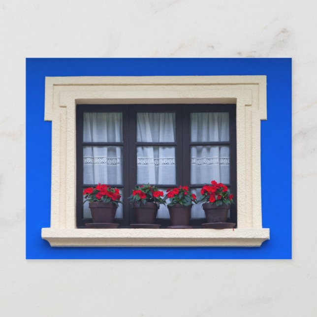 Postal Vivienda residencial con flores en las ventanas (Anverso)