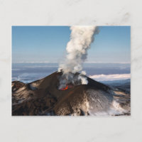 Volcán de erupción de cráter: lava, gas, vapor, ce