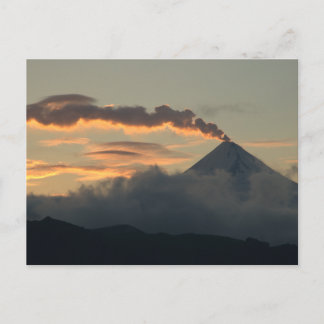 Postal Volcán Shishaldin al atardecer