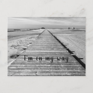 Postal Voy de camino a la playa foto en blanco y negro
