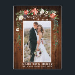 Postal Watercolor Invierno Madera Floral casada y morada<br><div class="desc">Madera rústica Elegante color de agua invierno Madera floral recién casada Foto casada y postales navideñas de merry incluye hermosas poinsettias color agua rojo,  vegetación botánica,  follaje de invierno,  bayas huecas,  rosas blancas,  algodón,  conos de pino y bayas azules. Rustic Country Wood and String Lights.</div>