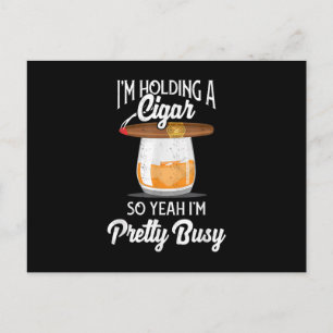 Postal Whisky Estoy Sosteniendo Cigarro Así que Sí Estoy