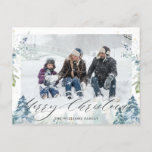 Postal Winter Wonderland Alpine Merry Christmas Photo<br><div class="desc">Personalice esta tarjeta postal de Navidades de fotos familiares de invierno de moda con la imagen de su familia y sus saludos de temporada fácil y rápidamente,  simplemente presione el botón personalizar it para reorganizar y formatear el estilo y la ubicación del texto.  (c) El estudio Happy Cat</div>