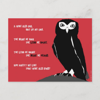Postal Wise Old Owl Postcard en rojo