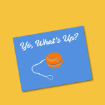 Postal Yo qué pasa con el gráfico retro Yo-Yo<br><div class="desc">Envía un mensaje amistoso como haces con esta divertida postal. El estilo retro de las letras explica el mensaje YO, QUÉ PASA? sobre un ilustracion de un juguete yo-yo clásico. Hay un gráfico de yoyo de coordinación en el reverso que está en blanco para que el usuario escriba en su...</div>