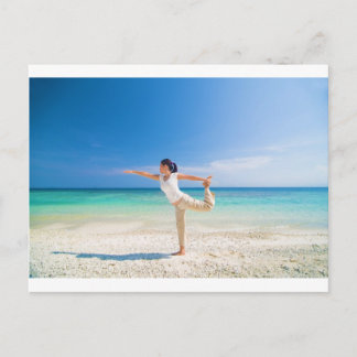 Postal yoga de playa realizado por una mujer asiática mad