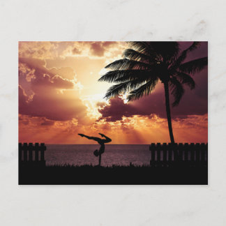 Postal Yoga en la playa al atardecer