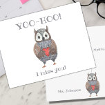 Postal Yoo-hoo Heart Owl Te Extraño A Tu Profesor Escolar<br><div class="desc">¡Este dulce búho está listo para sorprender a tus estudiantes (o a tus seres queridos!)! Obtener correo real es una manera tan especial y divertida de hacer saber a alguien que extrañas y que estás pensando en ellos. Perfecto para profesores de jóvenes estudiantes en tiempos de distanciamiento social.</div>