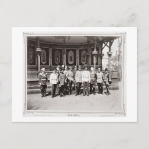 Postal Zar Nicolás II (1868-1918) de pie en el jardín