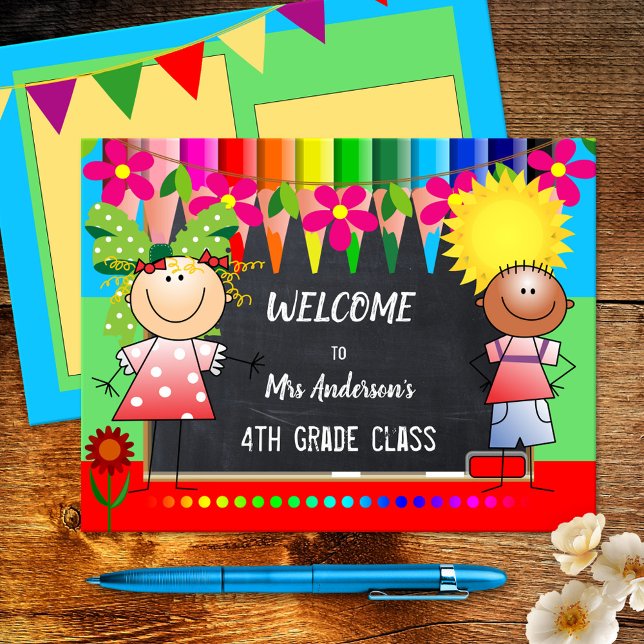 Postales coloridas de vuelta a la escuela (A cheerful postcard featuring happy children on a chalkboard background with colored pencils)