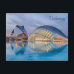 Postales de arquitectura moderna de Valencia Españ<br><div class="desc">Hermosa postal valenciana con el centro de la ciudad de las artes y las ciencias. El centro fue diseñado por el famoso arquitecto Santiago Calatrava y representa orgullosamente la asombrosa belleza de la arquitectura española moderna. Otro elemento cautivador de la imagen son las luces que salen del edificio y que...</div>