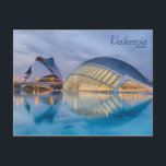 Postales de arquitectura moderna de Valencia Españ<br><div class="desc">Hermosa postal valenciana con el centro de la ciudad de las artes y las ciencias. El centro fue diseñado por el famoso arquitecto Santiago Calatrava y representa orgullosamente la asombrosa belleza de la arquitectura española moderna. Otro elemento cautivador de la imagen son las luces que salen del edificio y que...</div>