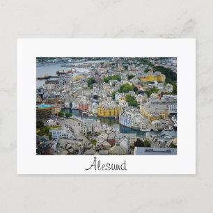Postales de texto blanco de Alesund en la ciudad d