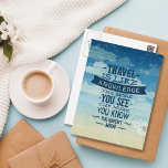 Postales de viaje para buenas vacaciones<br><div class="desc">Texto de tipografía que dice: Viajar es como saber Cuanto más ves,  más sabes que no has visto. Cielos azules llenos de nubes blancas y una hierba de hadas en la esquina inferior derecha que parece soplar por el viento.</div>