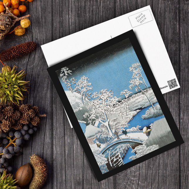 Postales del puente asiático y paisajes de nieve (Winter Asian scene people on bridge snow in blue white with black border postcard.)