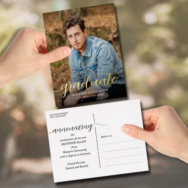 Postcarta de Relieve metalizado de Invitación de g (Elegant photo announcement postcards, graduate script in real foil with your details on the back)