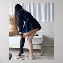 遅刻しそうで急いで着替える日本の女子高生