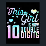 Póster 10.º Regalo de cumpleaños Este Chica ahora tiene 1<br><div class="desc">10.º Regalo De Cumpleaños Este Chica Es Ahora De 10 Dígitos Dobles De Tye. Regalo perfecto para tu padre, mamá, papá, hombres, mujeres, amigos y familiares en el Día de Acción de Gracias, Día del Navidad, Día de la Madre, Día del Padre, 4 de julio de 1776 Día independiente, Día...</div>