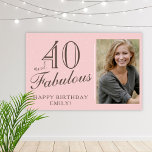 Póster 40 y fabulosa foto de cumpleaños del Pink Moderno<br><div class="desc">40 y Fabuloso Poster de fotografía de color rosa moderno 40. Gran señal para el fiesta de 40 años con una foto personalizado, inspiradora cita 40 y fabulosa y texto en escritura a moda con un nombre. El fondo es rosa. Personaliza al poster con tu foto, tu nombre y el...</div>