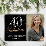 Póster 40 y fabulosa foto de Fiesta Black 40th Birthday<br><div class="desc">40 y Fabulous Black 40th Birthday Fiesta Photo Poster. Gran señal para el fiesta de 40 años con una foto personalizado, inspiradora y graciosa cita 40 y fabulosa y texto en escritura a moda con un nombre. El fondo es negro y el texto es blanco y dorado. Personaliza al poster...</div>