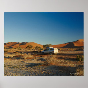Póster 4x4 coche en el paisaje desértico de Namib en