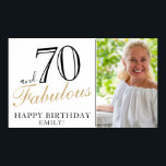 Póster 70 y Fabulous Elegant 70th Birthday Photo<br><div class="desc">70 y Fabulous Elegant 70th Birthday Party (Fabuloso Poster de fotos de la fiesta de cumpleaños 70). Gran señal para la fiesta de cumpleaños 70 con una foto personalizado, inspiradora y graciosa cita 70 y fabulosa y texto en escritura a la moda con un nombre. Personalice el cartel con su...</div>