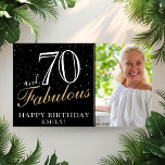 Póster 70 y Fabulous Elegant Black 70th Birthday Photo<br><div class="desc">70 y Fabulous Elegant Black 70th Birthday Party (Poster de fotos de la fiesta de cumpleaños 70). Gran señal para la fiesta de cumpleaños 70 con una foto personalizado, inspiradora y graciosa cita 70 y fabulosa y texto en escritura a la moda con un nombre. Personalice el cartel con su...</div>