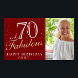 Póster 70 y Fabulous Elegant Red 70th Birthday Photo<br><div class="desc">70 y Fabulous Elegant Red 70th Birthday Party (Poster de fotos de la fiesta de cumpleaños 70). Gran señal para la fiesta de cumpleaños 70 con una foto personalizado, inspiradora y graciosa cita 70 y fabulosa y texto en escritura a la moda con un nombre. Personalice el cartel con su...</div>